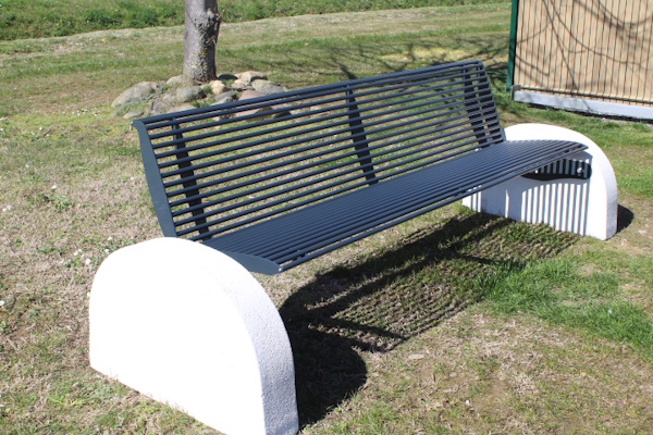 Banc pieds béton et assise acier