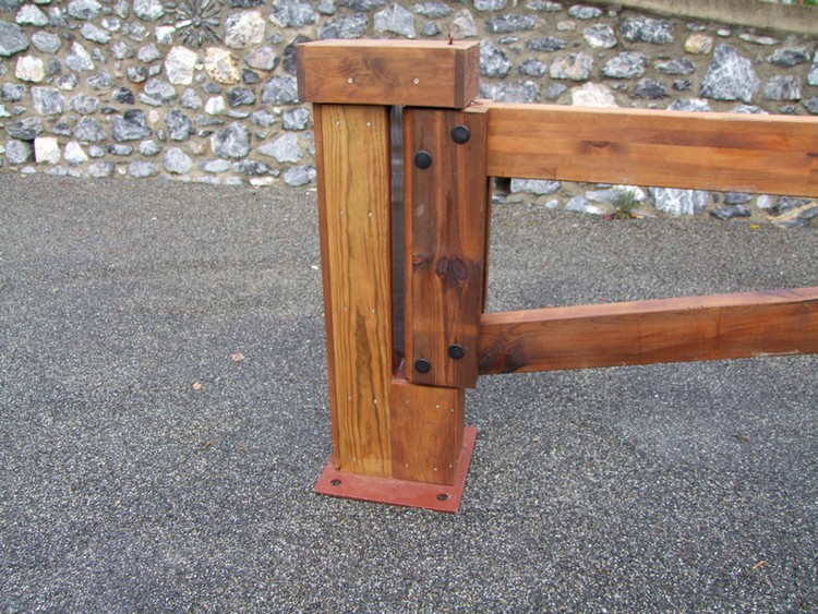 Poteau principal métallique avec habillage bois