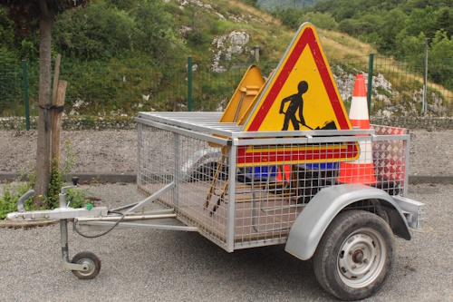 Remorque routière porte panneaux de signalisation
