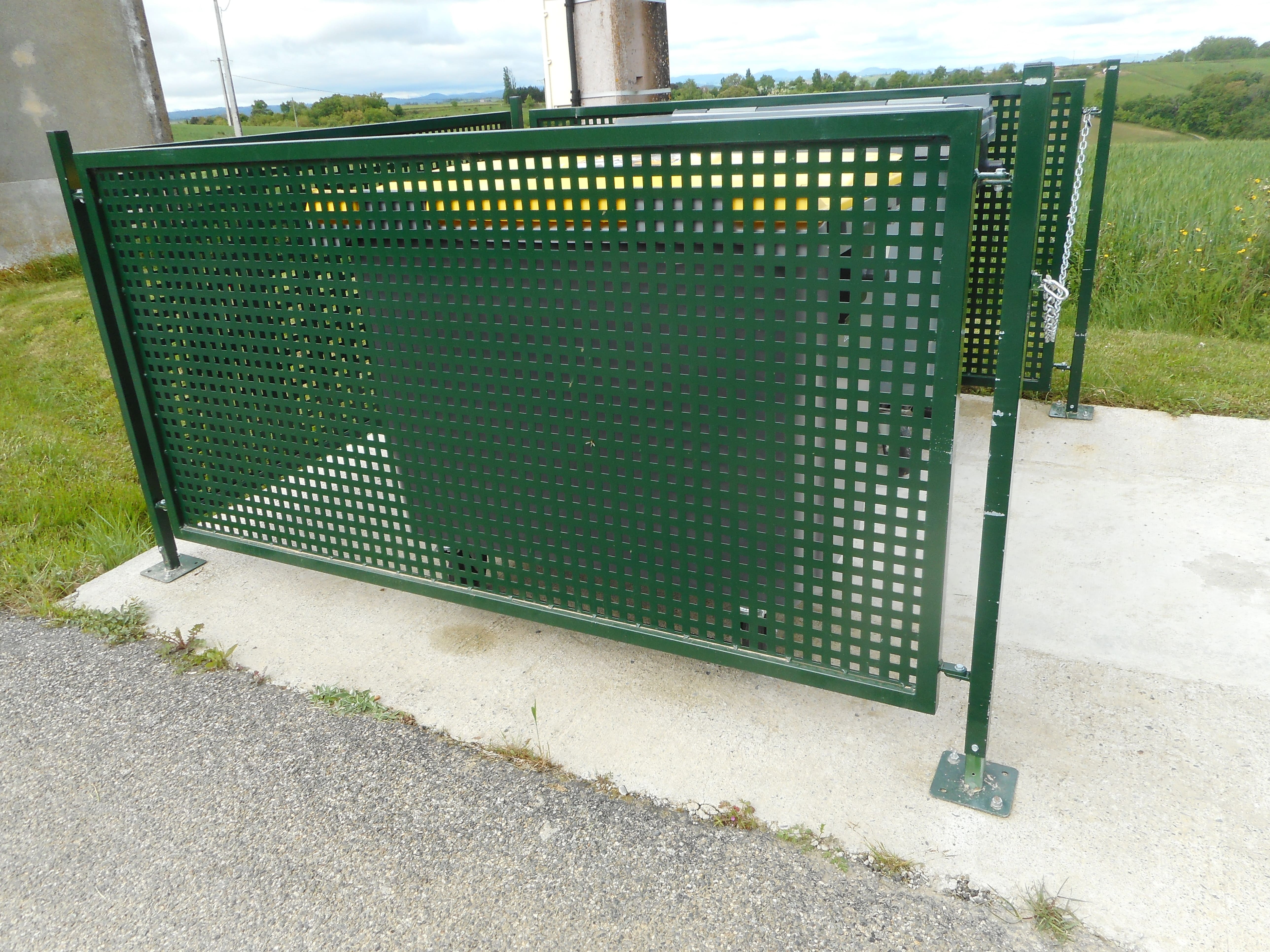 Cache-conteneur avec tôle perforée à trous carrés (Réf. Site : Déchetterie de Carbonne)